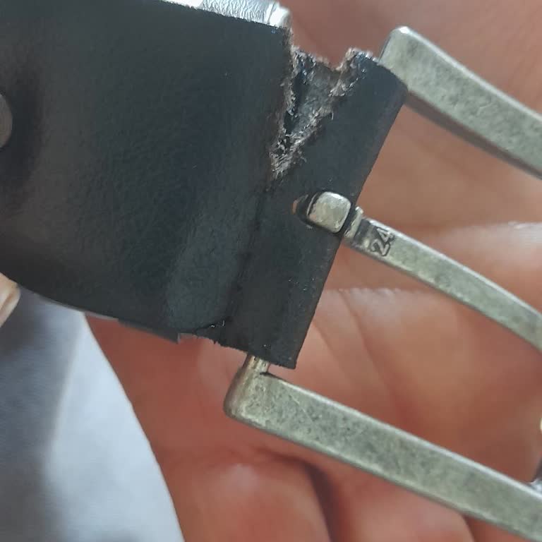 Kısa Sürede Yırtılan Kemer Ve Kaba Mağaza Personeli