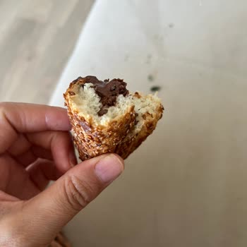 Güneş Pastanesi (Muratpaşa) Çikolatalı Uzun Simitten Kıl Çıkması