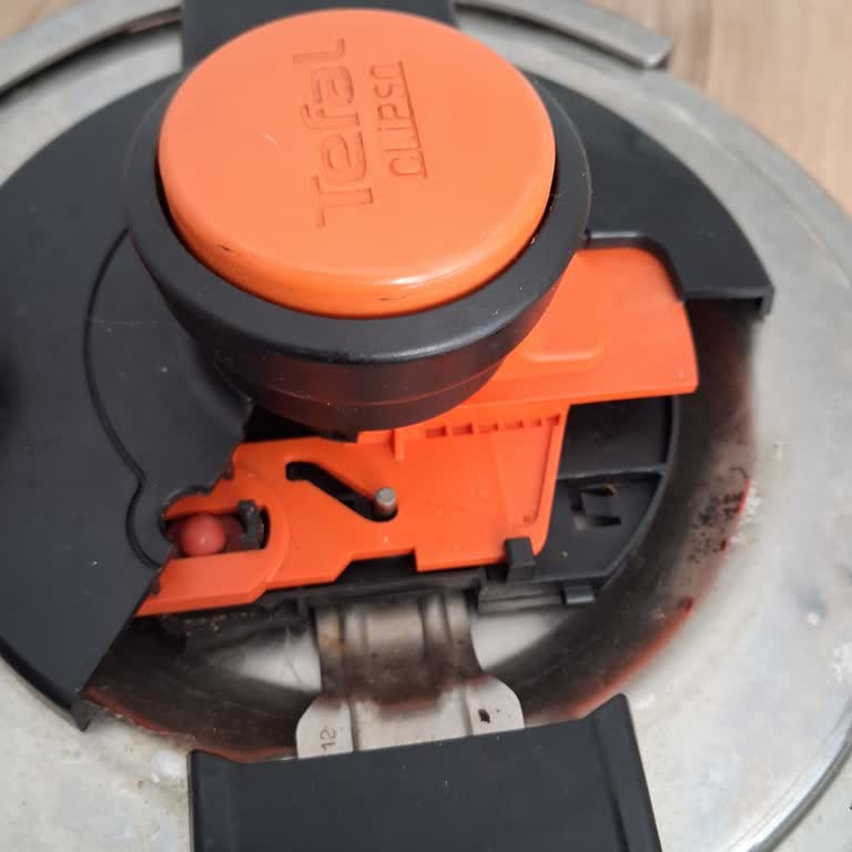 Tefal Clipso Düdüklü Tencerede Kapağın Plastik Parçası Kırıldı, Yedek Parça Bulamıyorum