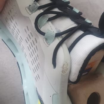 Skechers Glide Step Modelinde Kısa Sürede Topuk Aşınması