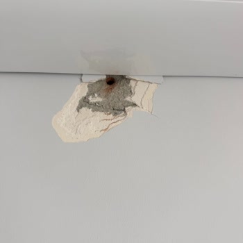 Arçelik Servisi Duvarı Aşırı Delip Kombide Çizik Bırakarak Hasar Verdi