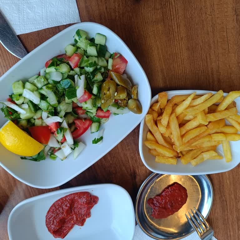 Afyonkarahisar Yenice Köfteci Yusuf'ta Kuru Patates Ve Bayat Salata Şikayeti