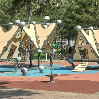 İnönü 3 Parkı Çocuk Oyun Alanı Küçük, Bakımsız Ve Güvensiz