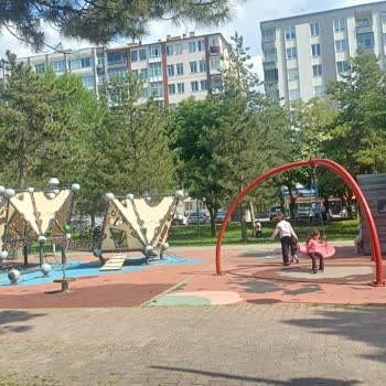 İnönü 3 Parkı Çocuk Oyun Alanı Küçük, Bakımsız Ve Güvensiz