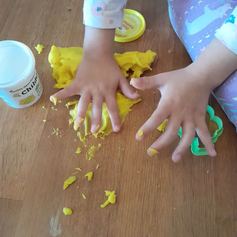 Childgen Oyun Hamurunun Kötü Kalitesi Ve Çamur Gibi Yapışması