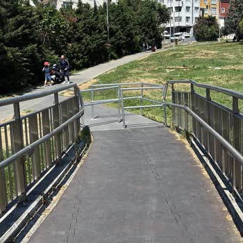 Talatpaşa Ve Örnektepe Üst Geçidinde Engelli Araçların Geçişine Engel Olan Bariyer