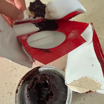 Domino’s Şubesinde Paketleme Hatası Suflenin Çikolatasının Dökülmesine Neden Oldu