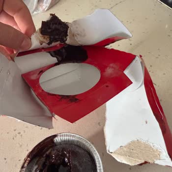 Domino’s Şubesinde Paketleme Hatası Suflenin Çikolatasının Dökülmesine Neden Oldu
