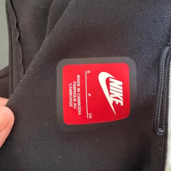 Nike Cekette Hızlı Renk Solması Ve Mağazanın İlgisizliği