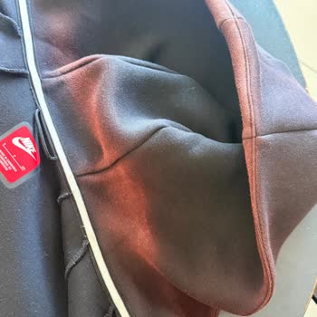 Nike Cekette Hızlı Renk Solması Ve Mağazanın İlgisizliği