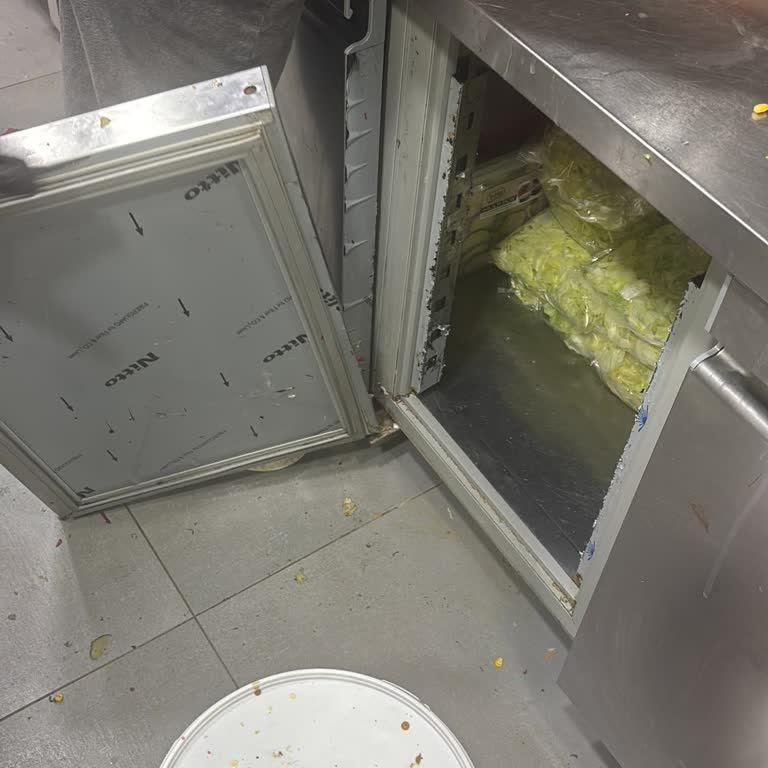 Csa Inox Pizza Dolabının Kapakları Düşerek Kullanılamaz Hale Geldi, Servis Çözüm Üretmedi