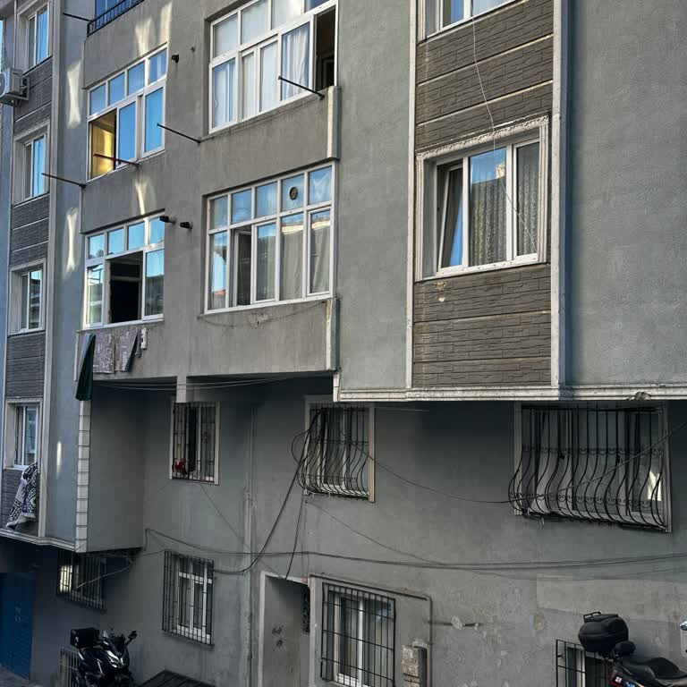 Binamızda Asılı Kablolar Güvenlik Ve Estetik Sorunu Oluşturuyor