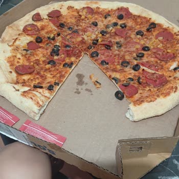 Domino’s Fatih Şubesinde Eksik Malzemeli Ve Sert Pizza