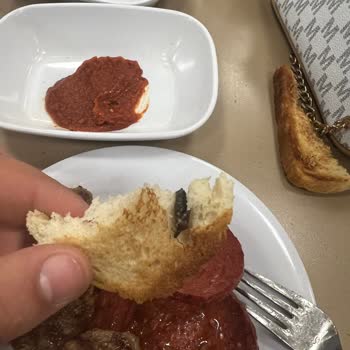 Ekmeğin İçinde Böcek Bulunması Ve Personelin Yetersiz Cevabı