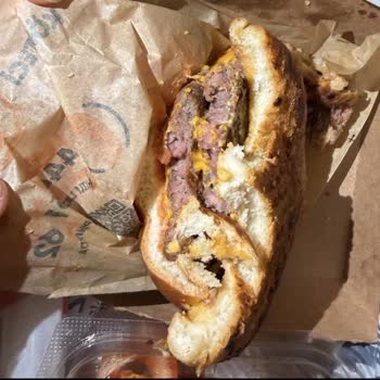 Köfteci Yusuf’ta Hijyenik Olmayan Burger Ve Kötü Müşteri Hizmetleri