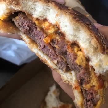 Köfteci Yusuf’ta Hijyenik Olmayan Burger Ve Kötü Müşteri Hizmetleri