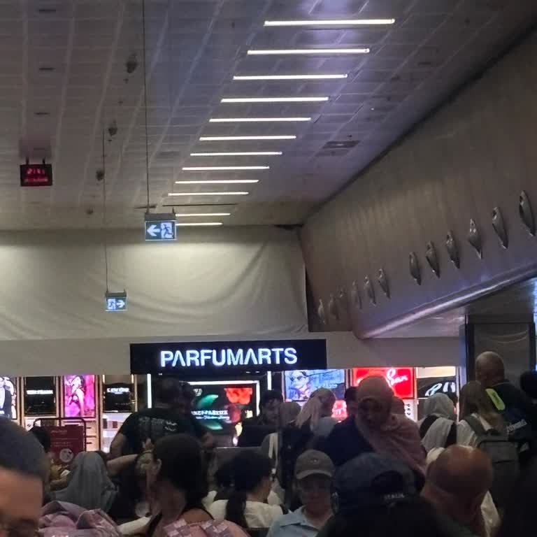 Sabiha Gökçen Havalimanı Parfüm Mağazasında Kaba Üslup Ve Bakımsız Görünüm Müşteriyi Zedeledi
