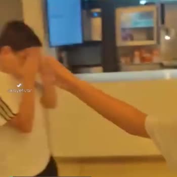 3 Arkadaş Burger King Yedik Üçümüzde Zehirlendik