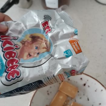 Cici Bebe Bisküvisi Üzerinde Yeşil Plastik Parçası