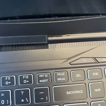 Servis Sonrası Laptopta Yeni Ekran Lekesi Ve C Cover Kırığı