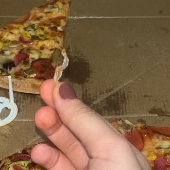 Pizza Bulls Hürriyet Şubesinde Plastik Parça Bulunması Gıda Güvenliğini Tehlikeye Attı