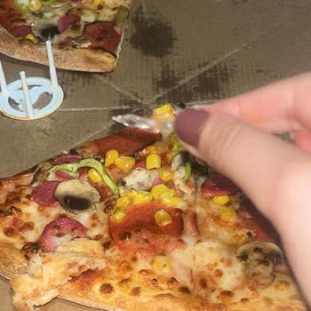 Pizza Bulls Hürriyet Şubesinde Plastik Parça Bulunması Gıda Güvenliğini Tehlikeye Attı