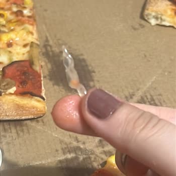 Pizza Bulls Hürriyet Şubesinde Plastik Parça Bulunması Gıda Güvenliğini Tehlikeye Attı