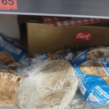 BİM Şubesinde Küflenmiş Ekmek Ve Son Kullanma Tarihi Yaklaşan Gıdaların Kampanyalı Satışı