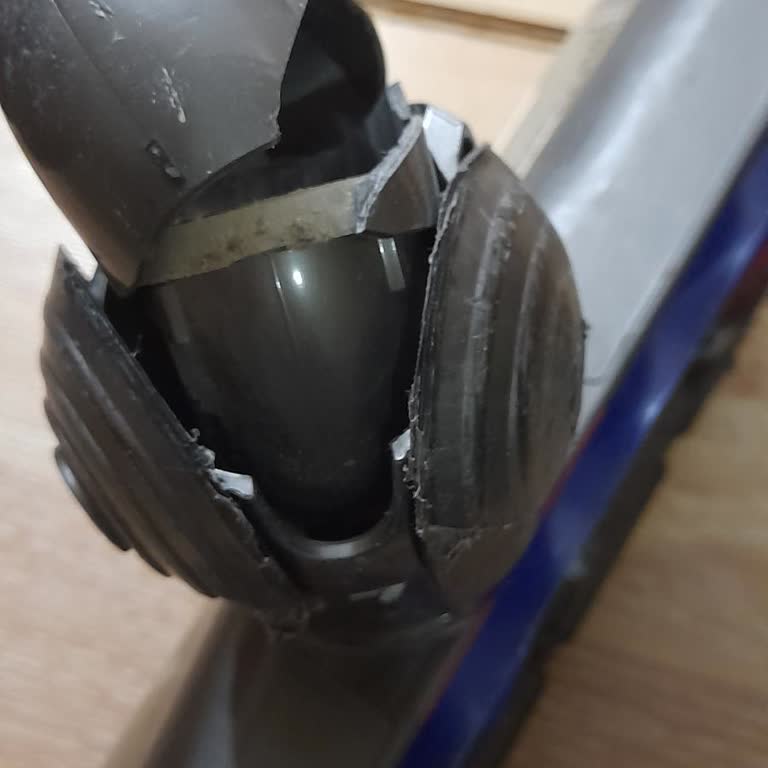 Dokuz Aylık Dyson Süpürge Başlığının Kırılması Ve Garanti Reddi