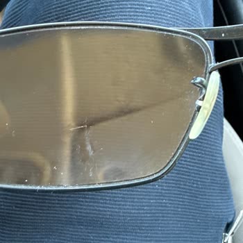 Rayban Gözlüğümün Her İki Camında Da Tam Orta Ve İç Kısımlarda Belirgin Aşınmalar Oluştu