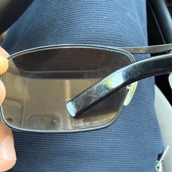 Rayban Gözlüğümün Her İki Camında Da Tam Orta Ve İç Kısımlarda Belirgin Aşınmalar Oluştu