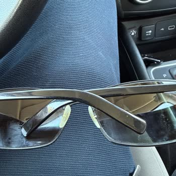Rayban Gözlüğümün Her İki Camında Da Tam Orta Ve İç Kısımlarda Belirgin Aşınmalar Oluştu