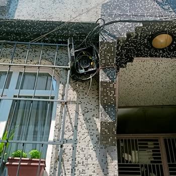 Pencere Korkuluğunda Asılı Kutu Ve Kablolar İçin Acil Çözüm Gerekiyor