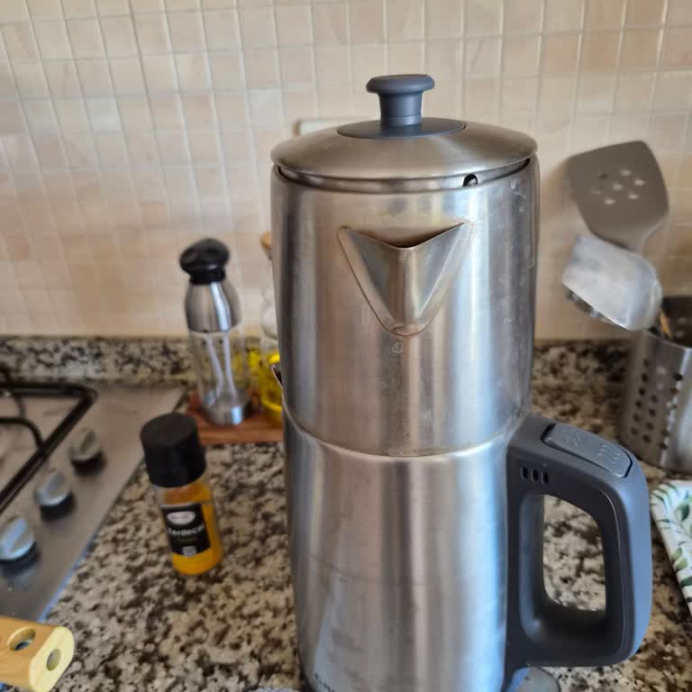 Kapağı Isındığında Yerinden Çıkan Grundig Çay Makinesinde Yanma Tehlikesi