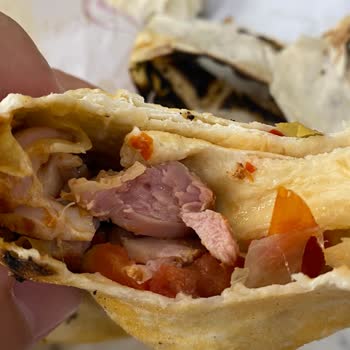 Güllüoğlu Kübban Güneşli Restoranında Yanmış Lavaş Ve Çiğ Tavuk Şiş Dürüm