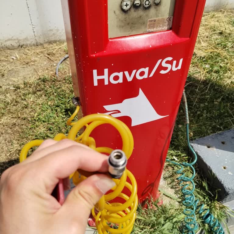 Petrol Ofisi İstasyonunda Hava Ve Su Ünitelerinin Çalışmaması Müşterileri Mağdur Ediyor