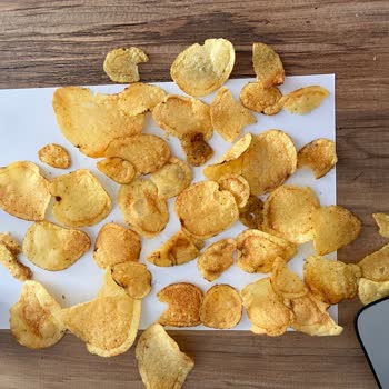 Cipso Yoğurt Mevsim Yeşillikli Cips Ürünün Kalitesiz Patates Dilimleri Ve Sağlık Riski