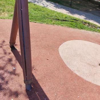 Kartepe Antik Kapı Yanındaki Belediye Parkı Yenilenmeli Ve Çocuklara Uygun Oyun Alanları Eklenmeli