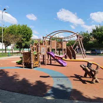 Kartepe Antik Kapı Yanındaki Belediye Parkı Yenilenmeli Ve Çocuklara Uygun Oyun Alanları Eklenmeli