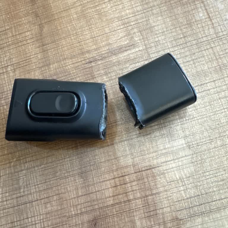 Philips Aqua 8000 Dikey Süpürgede Plastik Bağlantı Parçası Zayıf Üretim Nedeniyle Kırıldı