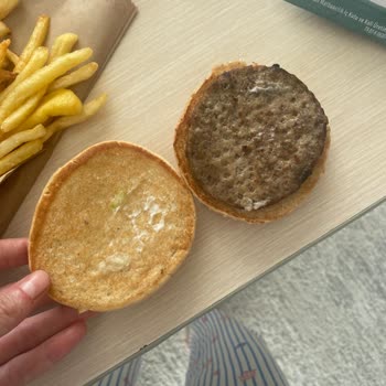 Sultanbeyli Atlas Şubesinde Kalitesiz Ve Çiğ Burger Şikayeti