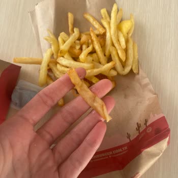 Sultanbeyli Atlas Şubesinde Kalitesiz Ve Çiğ Burger Şikayeti