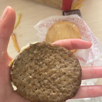 Sultanbeyli Atlas Şubesinde Kalitesiz Ve Çiğ Burger Şikayeti