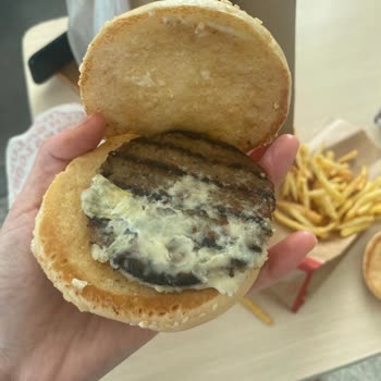 Sultanbeyli Atlas Şubesinde Kalitesiz Ve Çiğ Burger Şikayeti