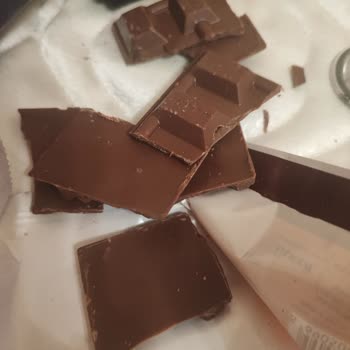 Karamelli İddia Edilen Çikolatada Dolgu Eksikliği Ve Yanıltıcı Etiket