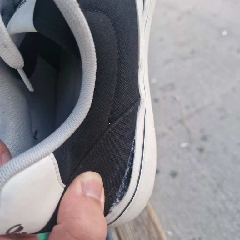 Deichmann Ayakkabısındaki Dikiş Hatası Nedeniyle Ağrı Ve İade Reddi