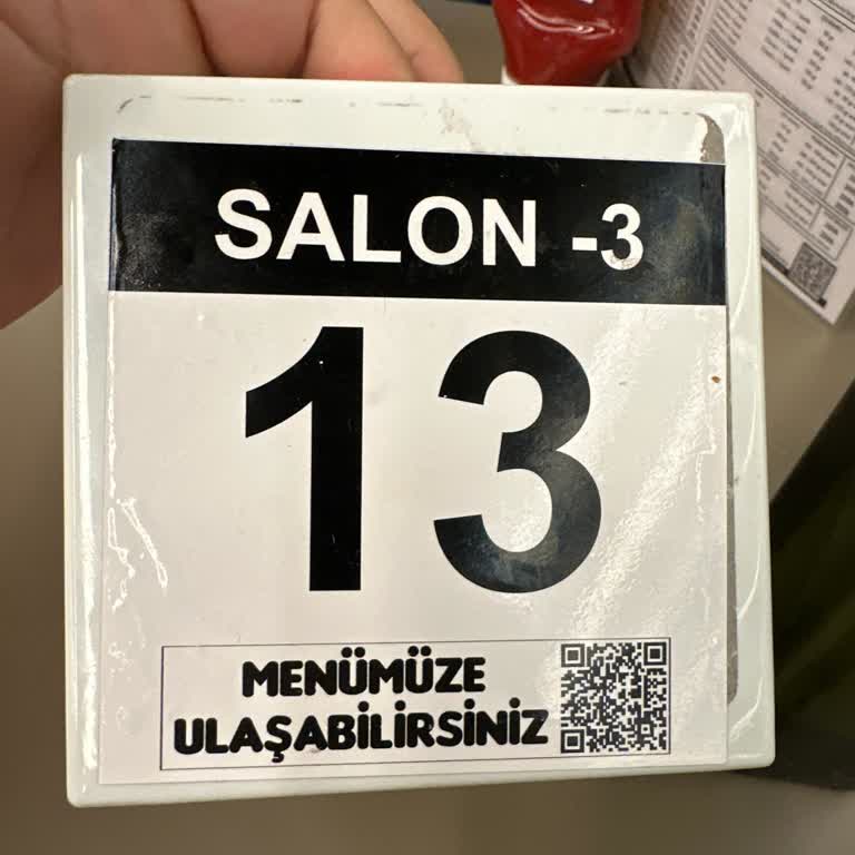Masaların Kirli Kalması Ve Müdürün Ciddiyetsiz Tutumu