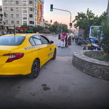 Bebek Arabası Ve Engelliler İçin Kaldırımı İşgal Eden Taksi Sorunu