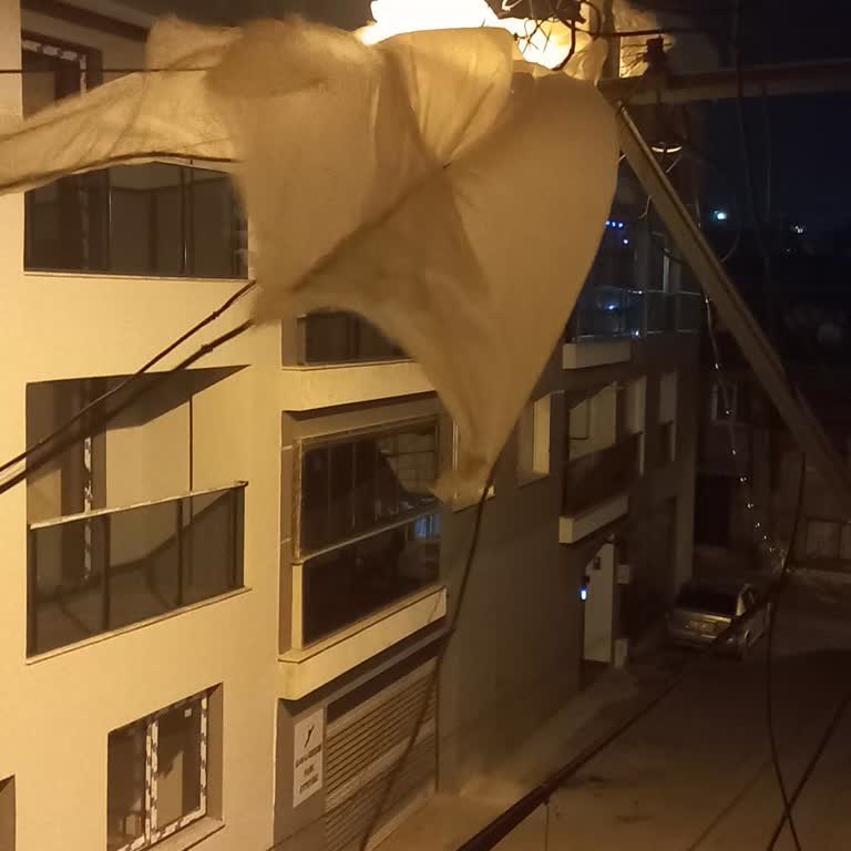 İzmir Karabağlar’da Elektrik Kablolarına Takılan Poşetler Acil Kontrol Gerektiriyor