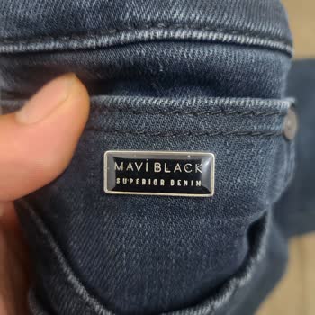 Mavi Denim Pantolonunda Üretim Hatası: Görünür Çizgilenme Ve Hatalı İnceleme Süreci